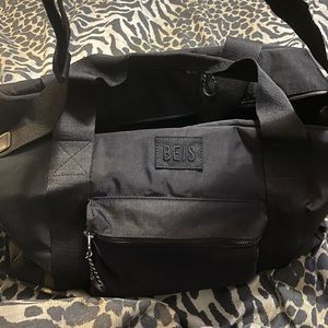 Beis “The Sport Duffle” in black